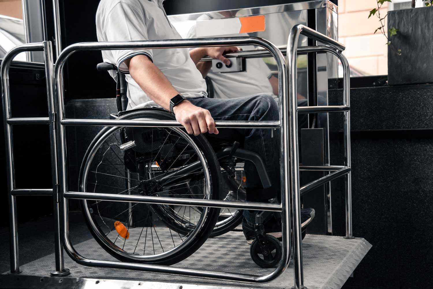 hombre-silla-ruedas-vista-lateral